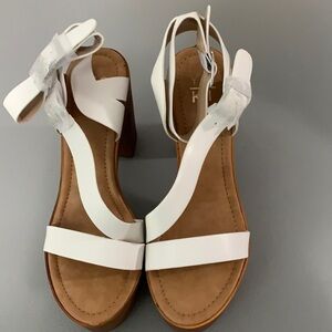 Yoki Louise platform sandals New in Box size 8